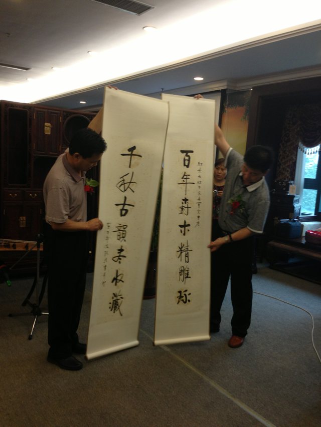 啟功門(mén)下張瑄老師為仙游紅景天紅木石家莊開(kāi)展現(xiàn)場(chǎng)揮毫潑墨